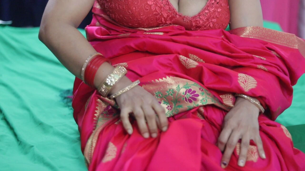 Lal sari wali desi bhabhi ko chod diya bhoot maza aaya
